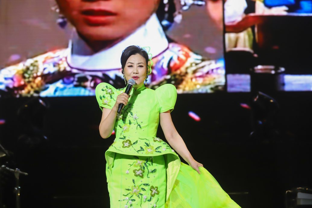 与汪明荃耍花枪放闪  罗家英耍太极唱到喘