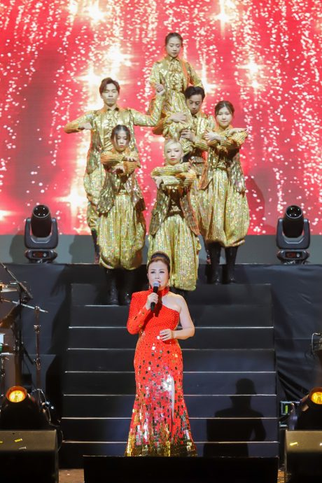 与汪明荃耍花枪放闪  罗家英耍太极唱到喘