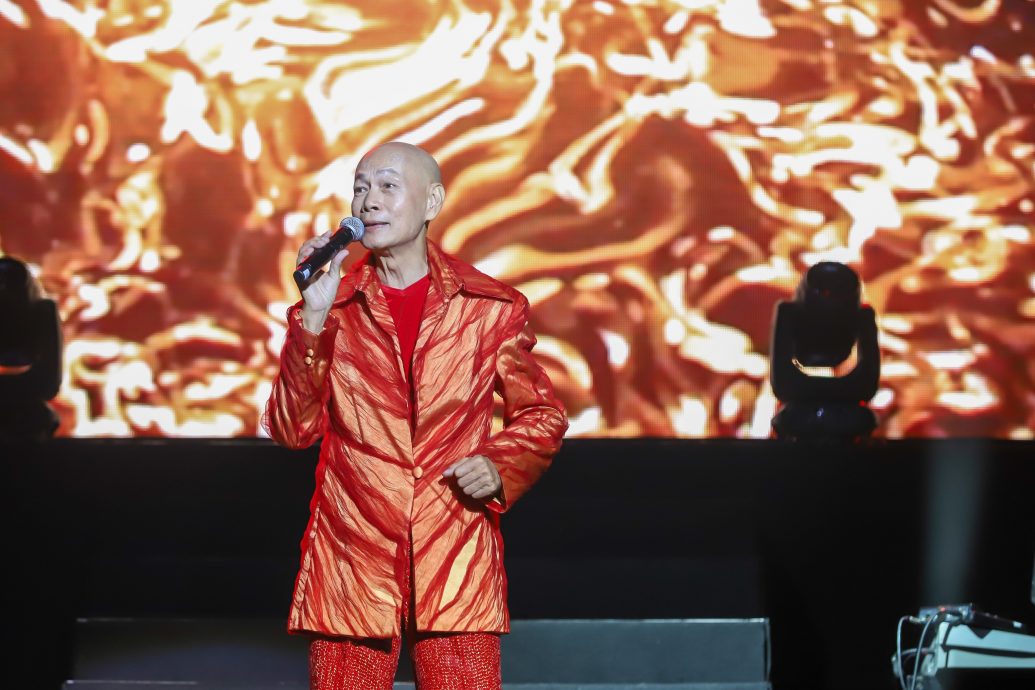 与汪明荃耍花枪放闪  罗家英耍太极唱到喘