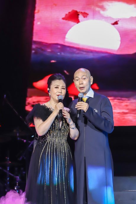 与汪明荃耍花枪放闪  罗家英耍太极唱到喘