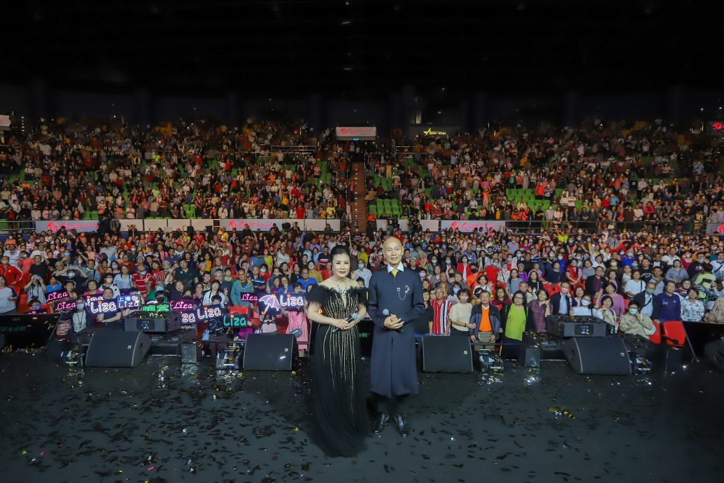 与汪明荃耍花枪放闪  罗家英耍太极唱到喘