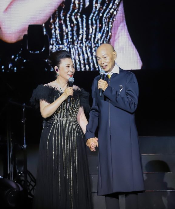 与汪明荃耍花枪放闪  罗家英耍太极唱到喘