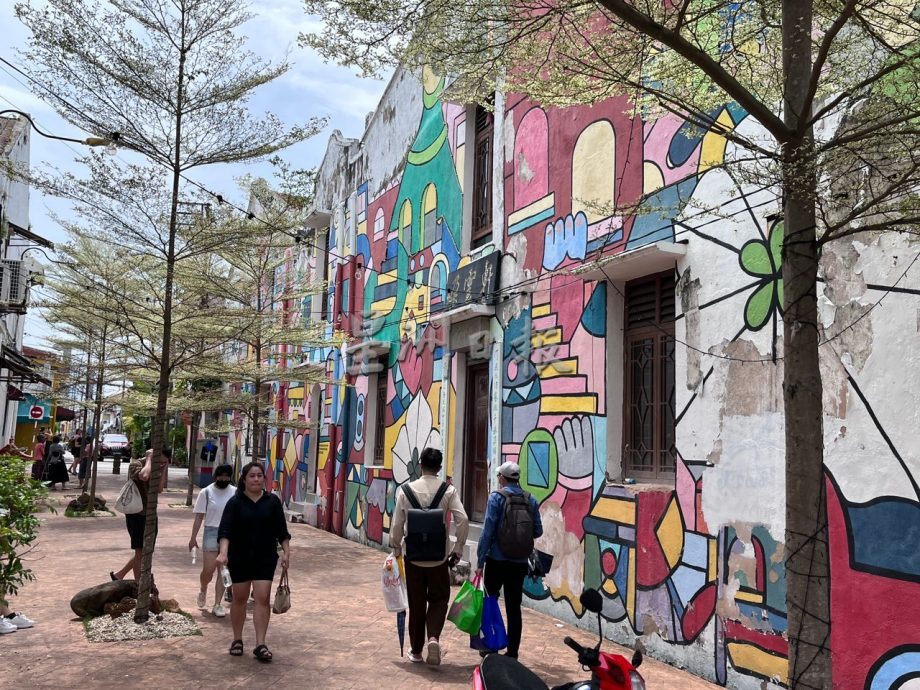 世遗区大街小巷随处可见涂鸦痕迹