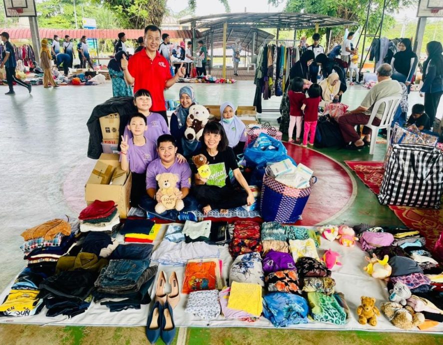 “免费市集”首次走进华小,在哇加打北中华小学圆满举行,吸引不少华裔出席参与,了解何谓“免费市集”。