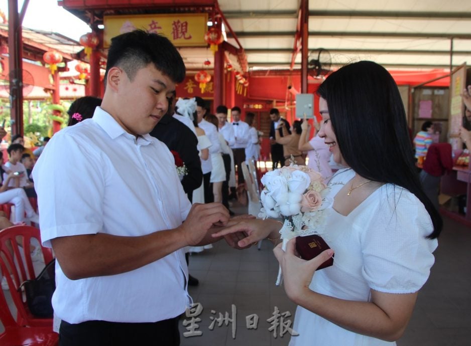 东03:今日520寓意“我爱你”,共有7对新人注册结婚