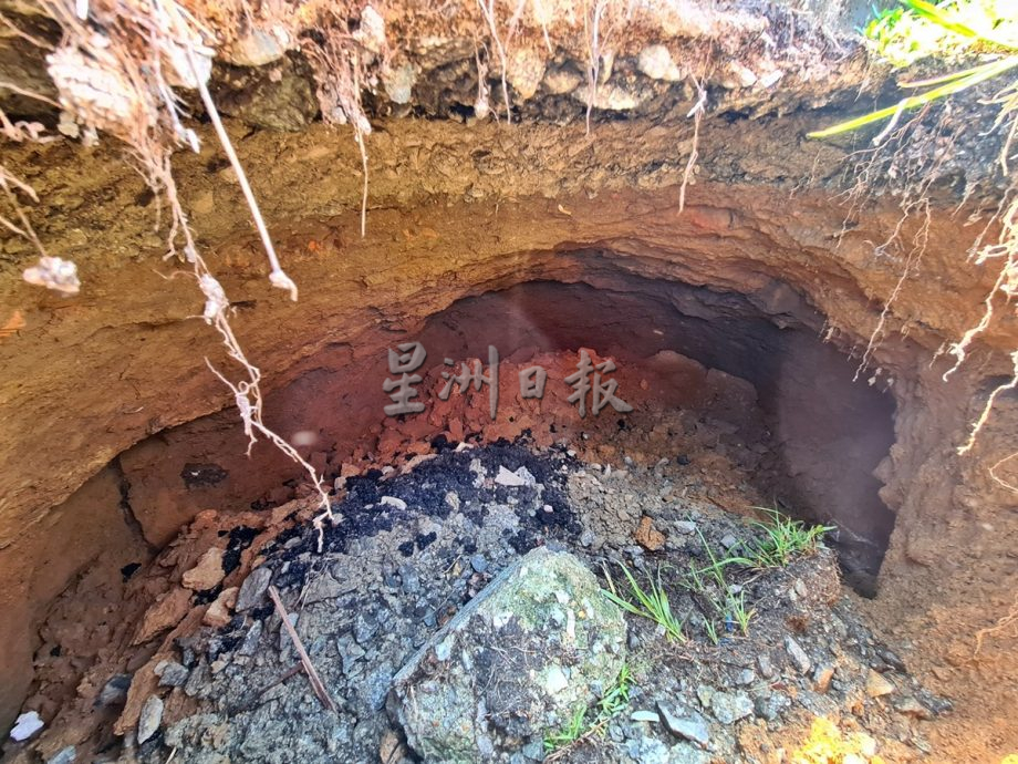东:哥市格南岸花园主要道路旁一停车位土地流失,表面看似完好,但底下却出现一大窟窿!