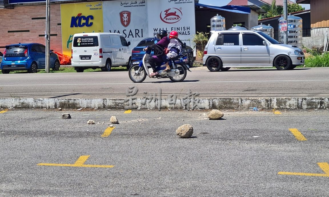东:哥市格南岸花园主要道路旁一停车位土地流失,表面看似完好,但底下却出现一大窟窿!