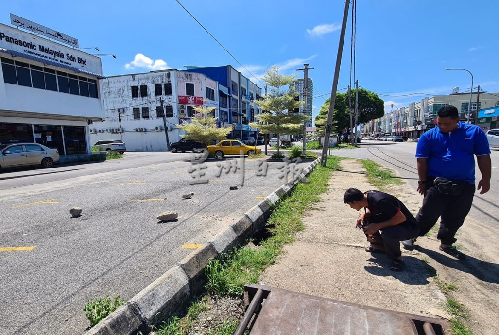 东:哥市格南岸花园主要道路旁一停车位土地流失,表面看似完好,但底下却出现一大窟窿!