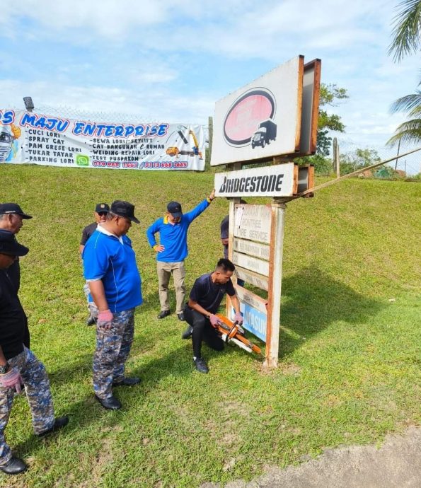 东封底:淡马鲁市议会执法组取缔和拆除文德甲工业区非法广告牌