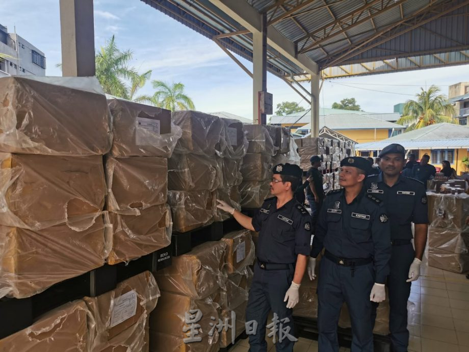 东:不法分子胆大包天,中午时分通过海陆方式走私近500箱香烟,被跟踪监视已久的关税局突击,立即弃货而逃。