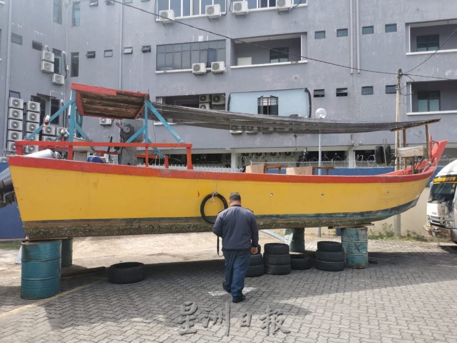 东:不法分子胆大包天,中午时分通过海陆方式走私近500箱香烟,被跟踪监视已久的关税局突击,立即弃货而逃。