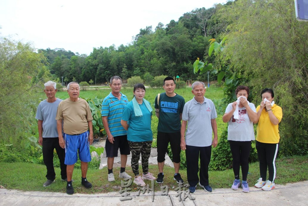 东:劳勿城市公园莲花湖臭气冲天,晨跑人士被逼掩鼻跑步