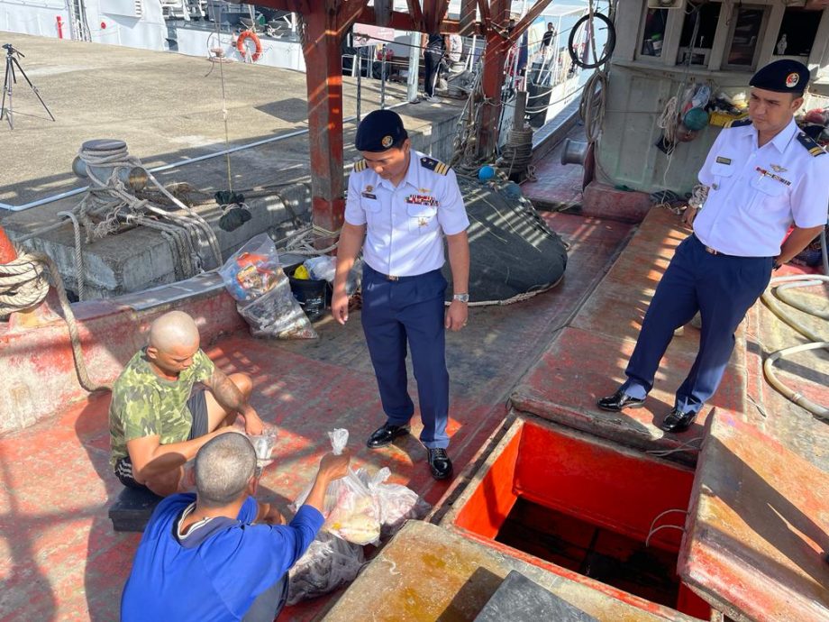 东:大马海事执法机构在上周五(19日)拦截3艘非法闯入登州海域捕鱼的越南渔船,并逮捕41名越南渔民。