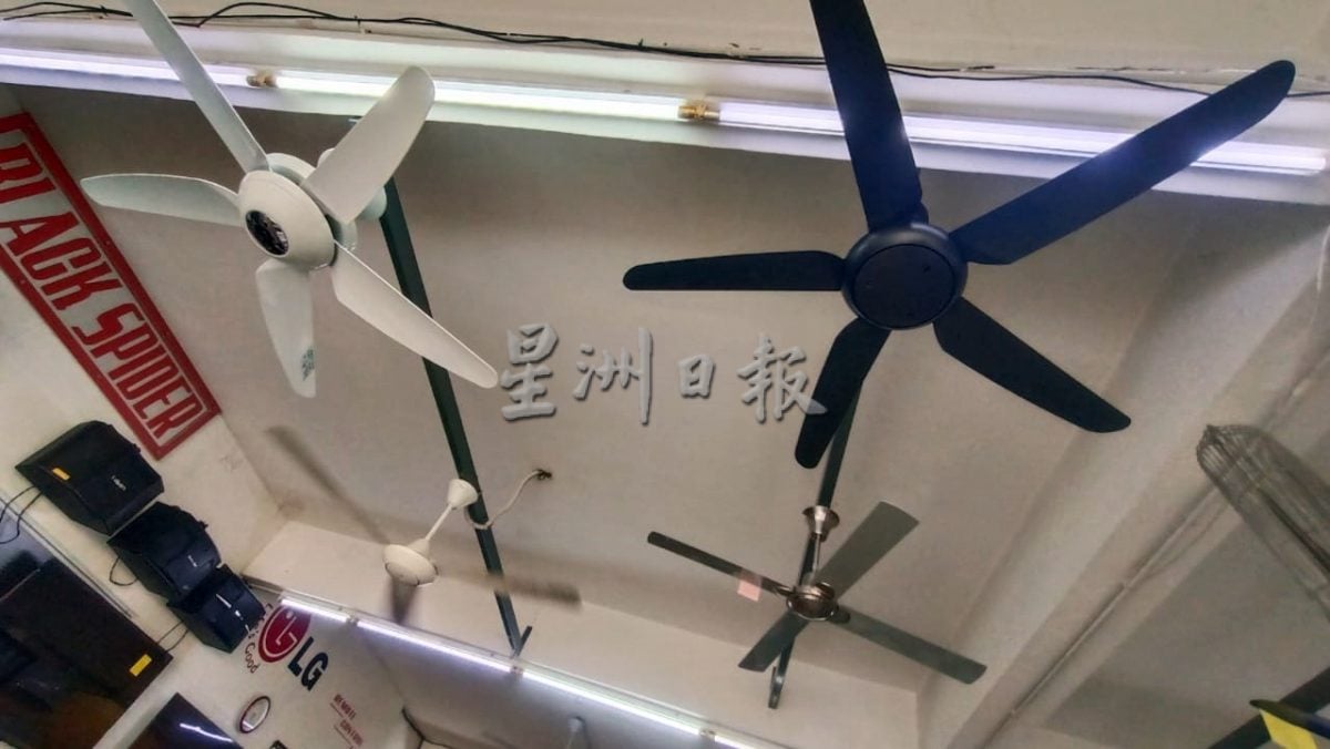 东：天气热冷气风扇热销