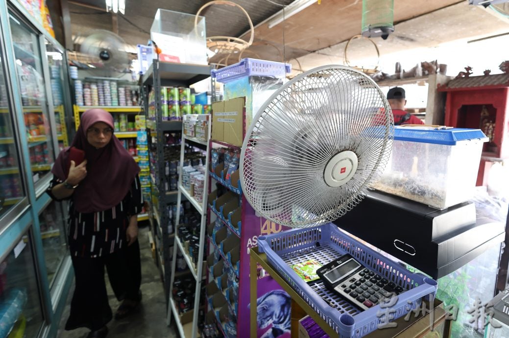 东:宠物店各施各法宠物消暑方式