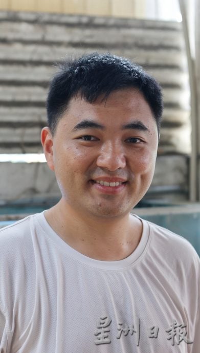 东：宠物店各施各法宠物消暑方式