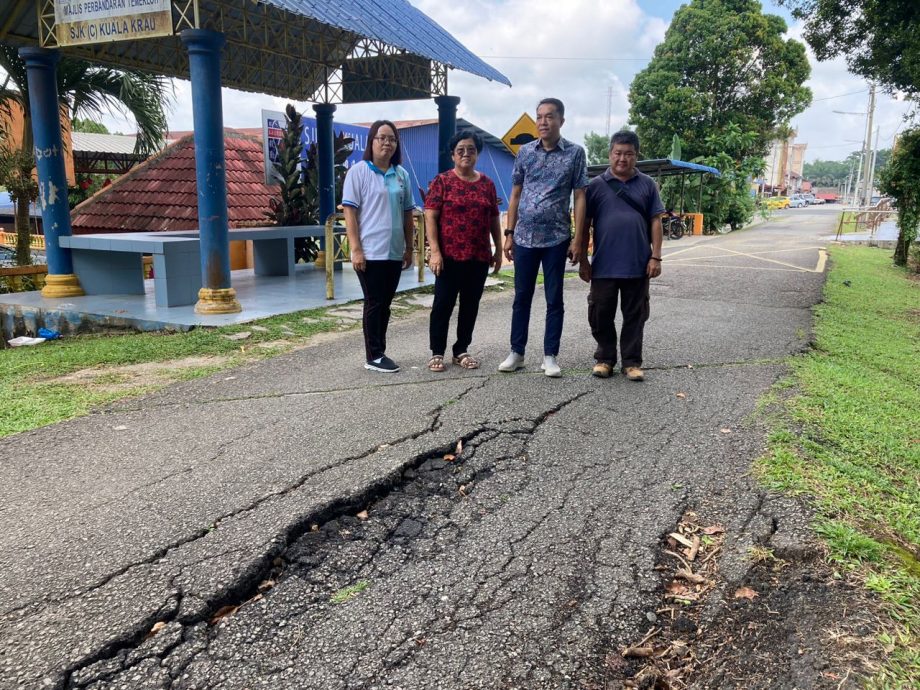 东:瓜拉吉挠华小门前路段遭车辆辗压凹陷