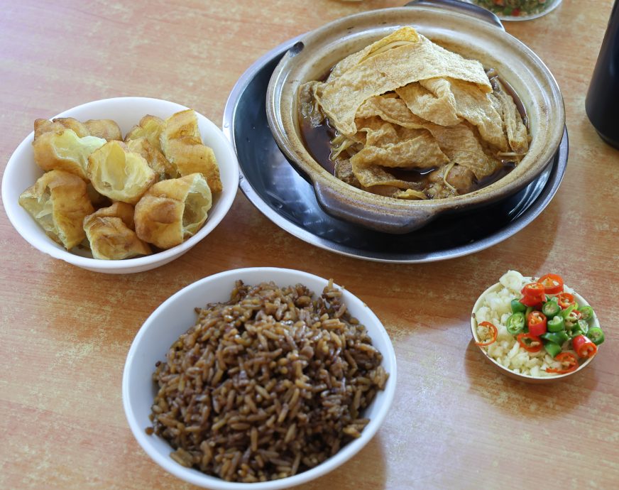 东:白米酝酿涨价,食肆业者百上加斤。