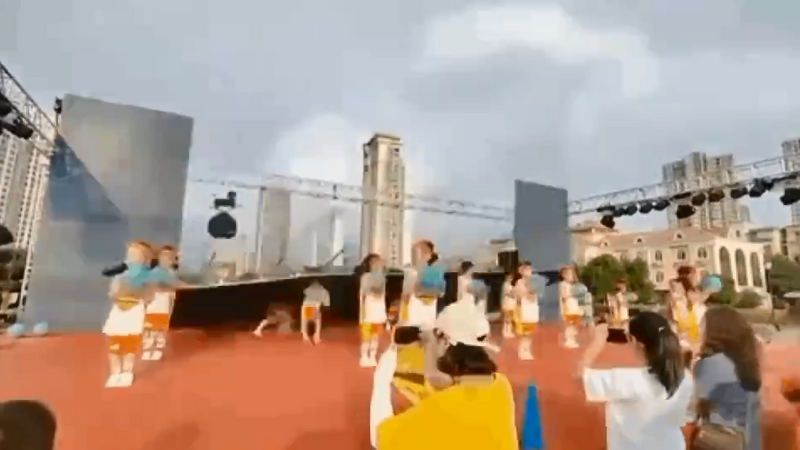 中国幼稚园彩排表演 9名幼童遭舞台大萤幕压伤