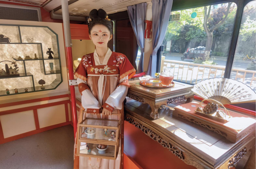 中国首辆博物馆主题观光车在西安亮相