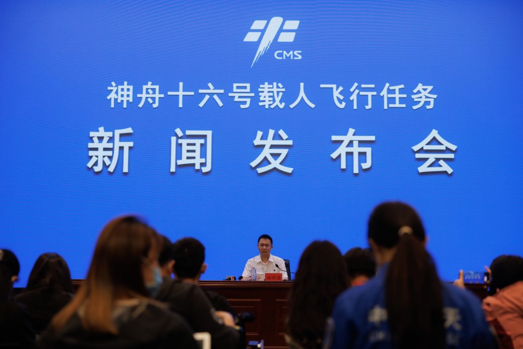 中美新太空竞赛  中国计划2030年前实现中国人首次登陆月球