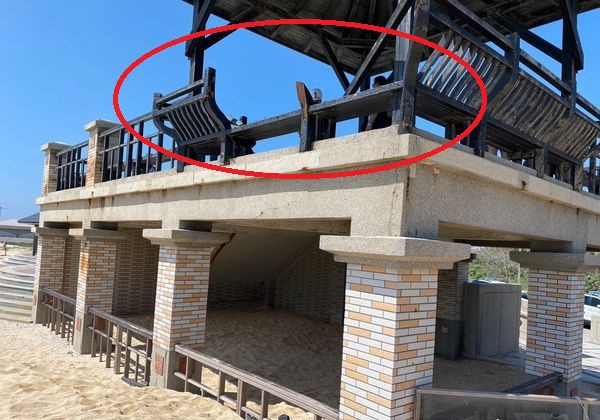 为拍美照坐断护栏 6游客坠地5人伤