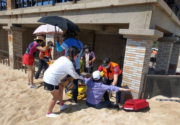 为拍美照坐断护栏 6游客坠地5人伤