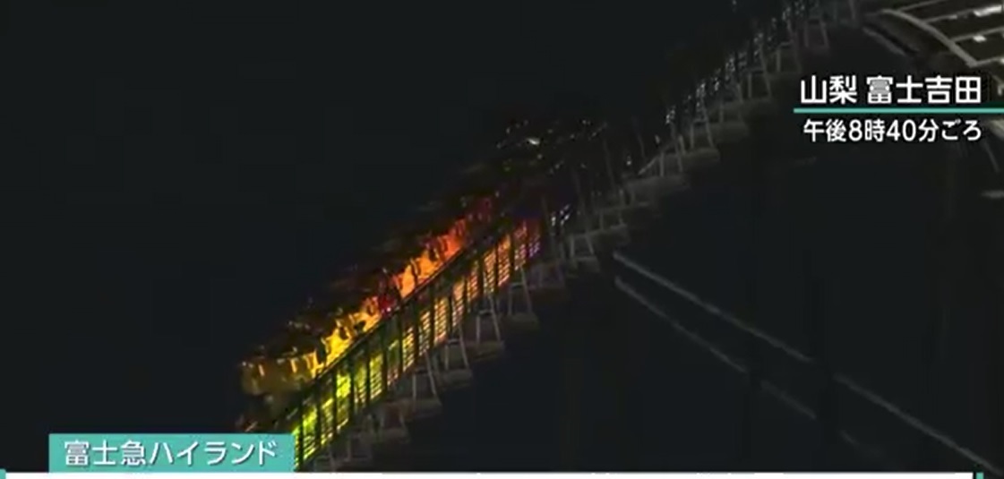 云霄飞车故障卡轨道 17乘客紧急疏散