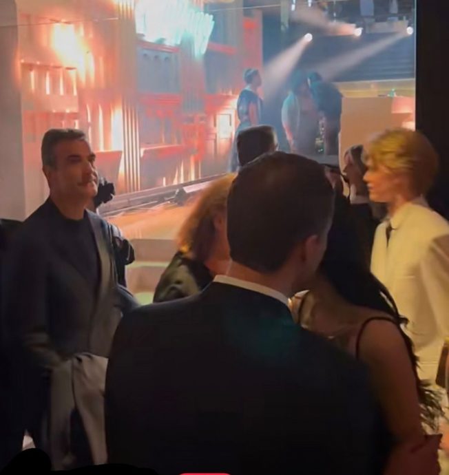 亲密耳语神秘西装男 Angelababy有新欢?