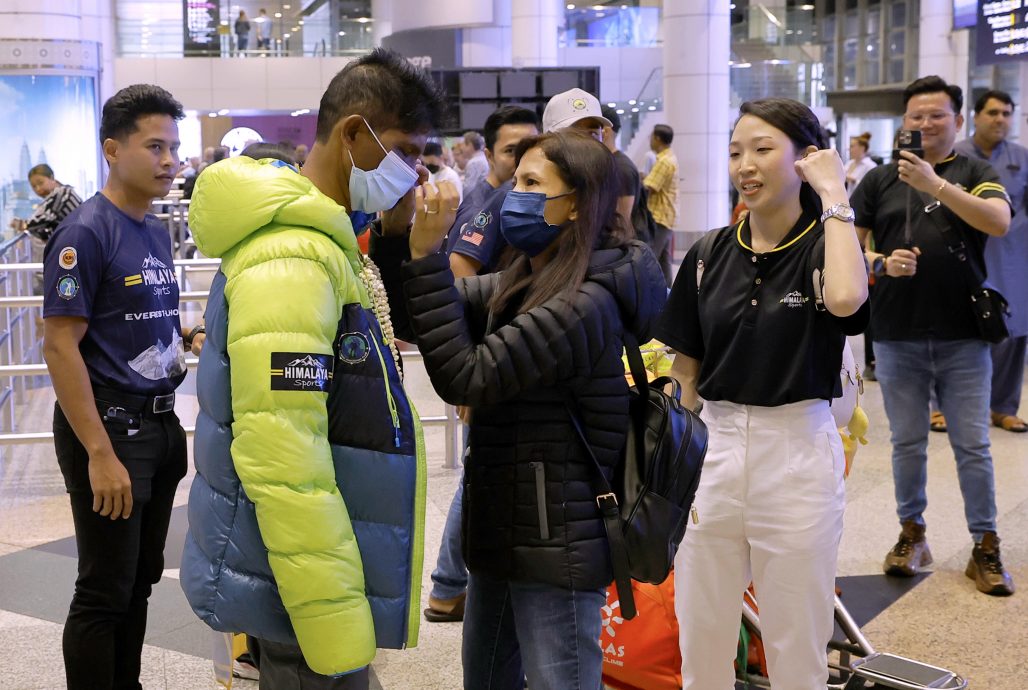 今年珠峰登峰遇难事故多·拉威詹德兰感伤队友出事