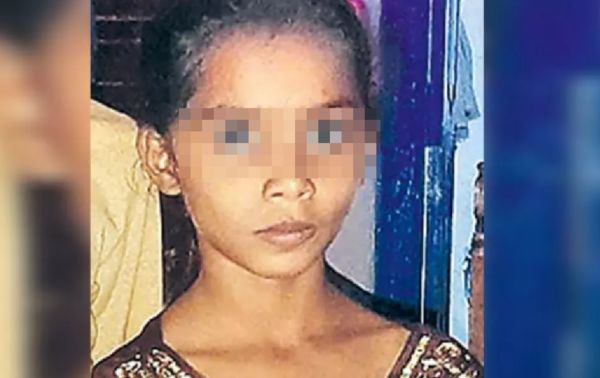 伸头看热闹司机突关窗 女童被卡脖窒息亡