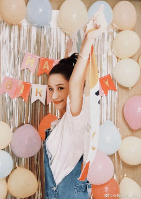 何超莲新婚1月飘孕味 庆生穿吊带裤遮肚 