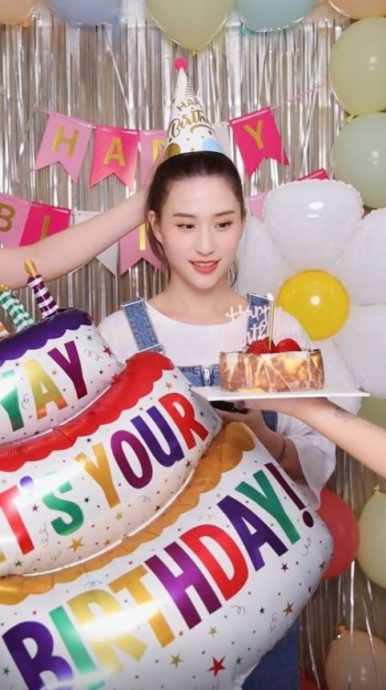 何超莲新婚1月飘孕味 庆生穿吊带裤遮肚 