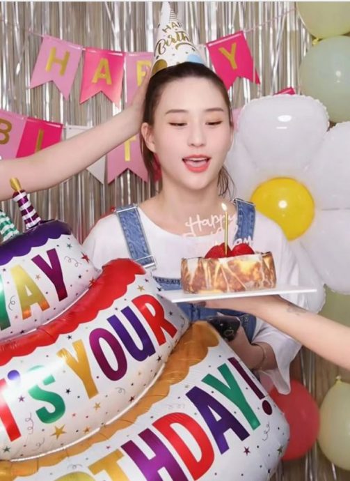 何超莲新婚1月飘孕味 庆生穿吊带裤遮肚 