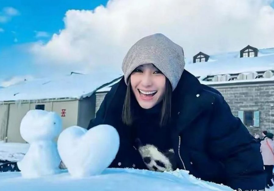 何超莲新婚1月飘孕味 庆生穿吊带裤遮肚 