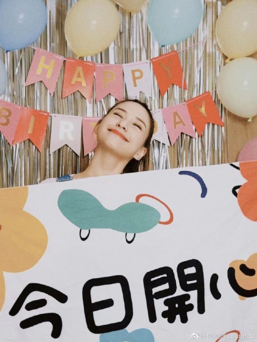 何超莲新婚1月飘孕味 庆生穿吊带裤遮肚 