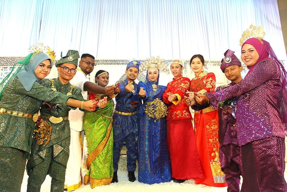 供星洲网／“昌明大马”婚礼展现文化美，华巫印“新人”再披婚服