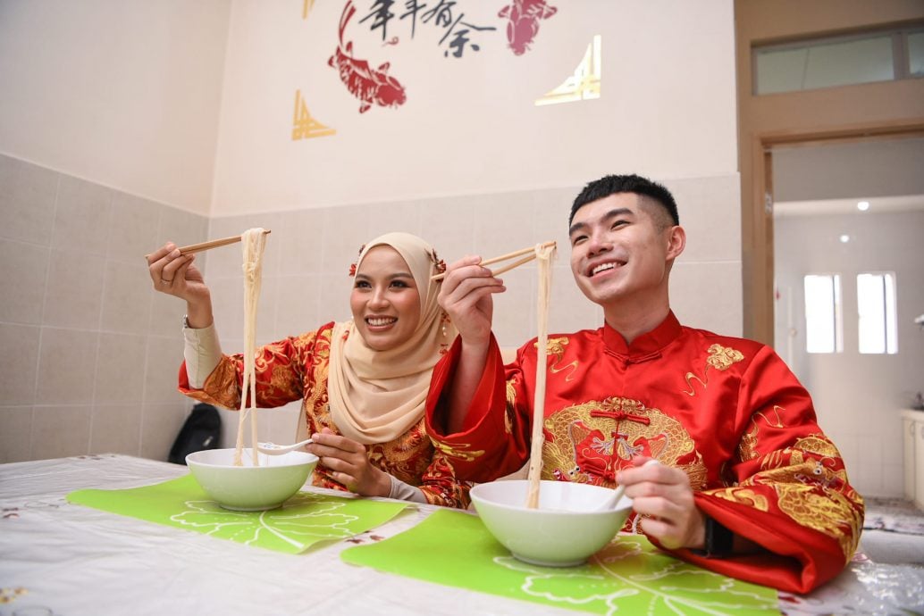 供星洲网/森大臣女儿与华男结婚,婚礼依华巫传统进行