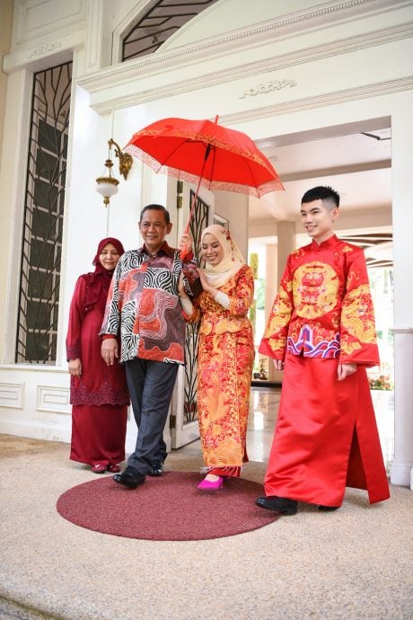 供星洲网/森大臣女儿与华男结婚,婚礼依华巫传统进行