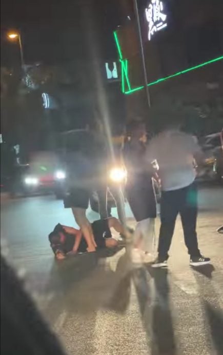供星洲网／疑醉酒男女不满小吃店业者用桌椅霸占车位，双方沟通不果引发群殴