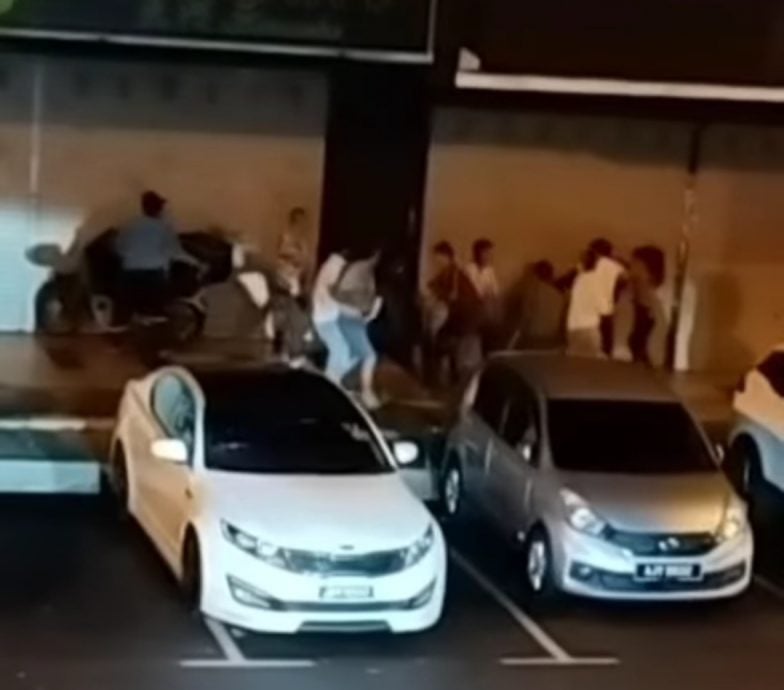 供星洲网/疑醉酒男女不满小吃店业者用桌椅霸占车位,双方沟通不果引发群殴