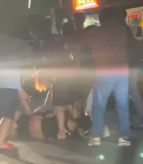 供星洲网/疑醉酒男女不满小吃店业者用桌椅霸占车位,双方沟通不果引发群殴