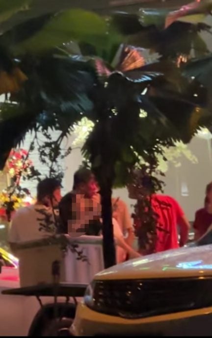 供星洲网/疑醉酒男女不满小吃店业者用桌椅霸占车位,双方沟通不果引发群殴