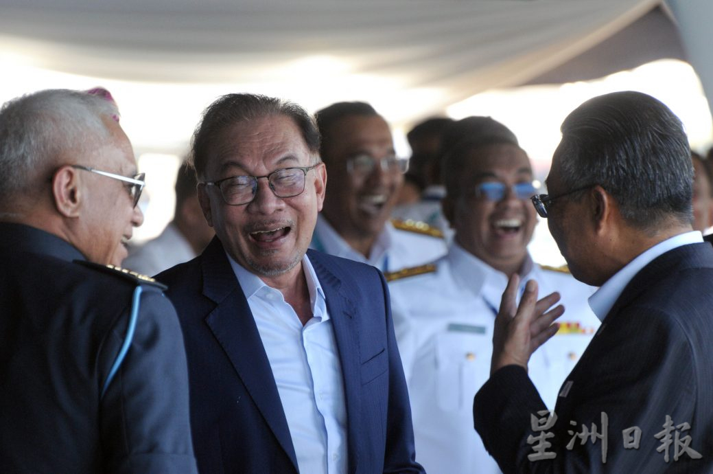 为等三王迟出席海事展 吉州大臣在机场与首相交流