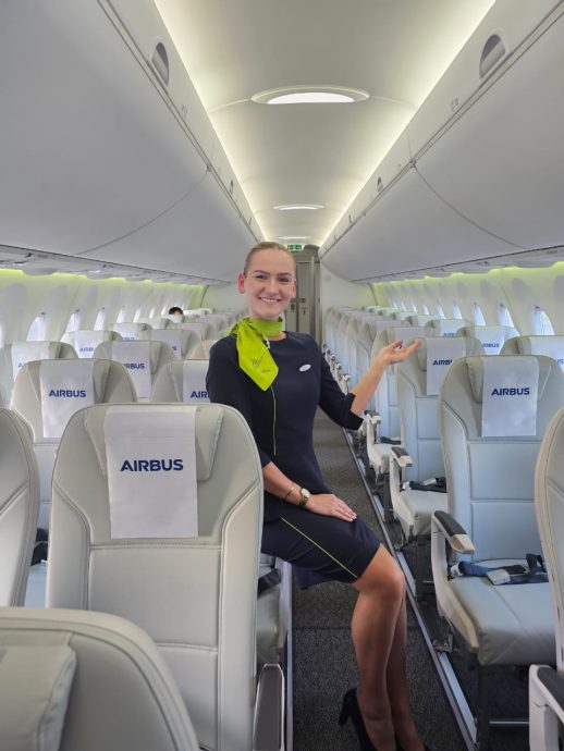 (全国版)空巴全新A220客机飞抵交怡岛 媒体有幸体验1小时试飞之旅