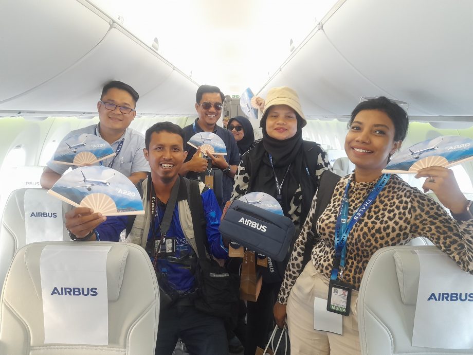 (全国版)空巴全新A220客机飞抵交怡岛 媒体有幸体验1小时试飞之旅