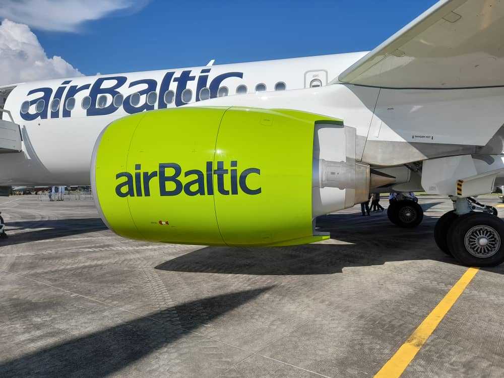 (全国版)空巴全新A220客机飞抵交怡岛 媒体有幸体验1小时试飞之旅