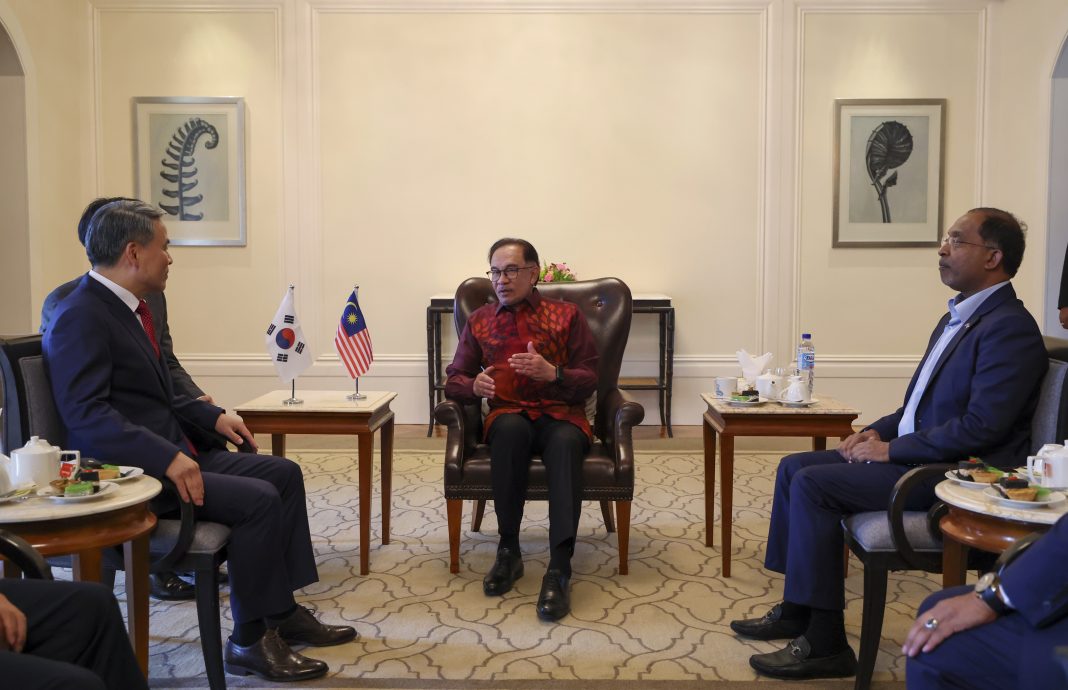 全国版/安华会见代表