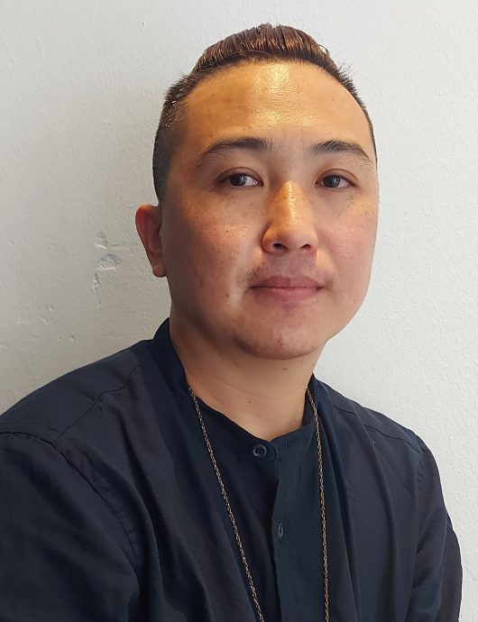 把首相安华当长辈看待，首次为他理发最压力