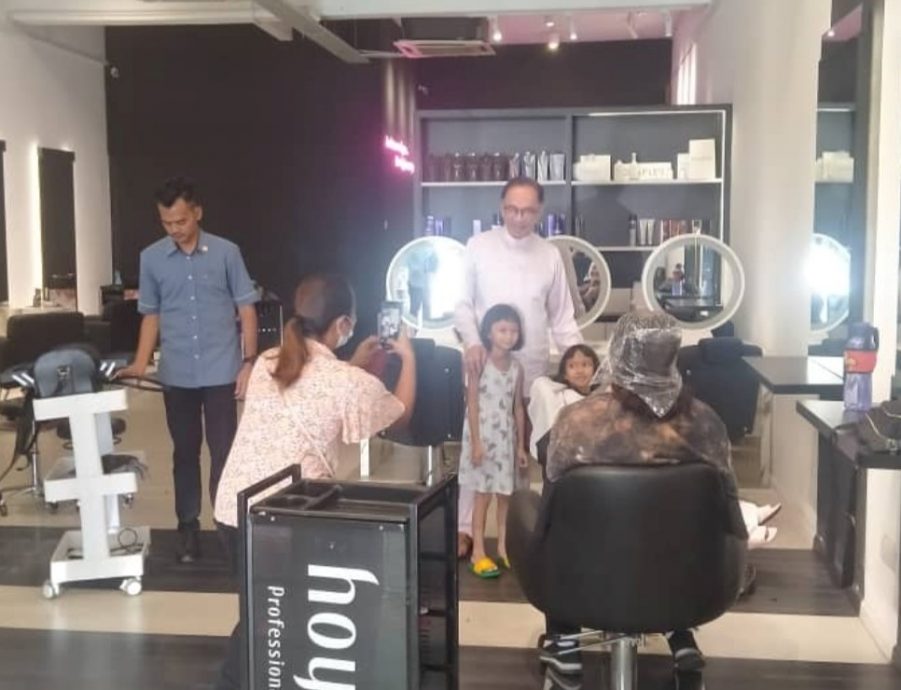 把首相安华当长辈看待，首次为他理发最压力